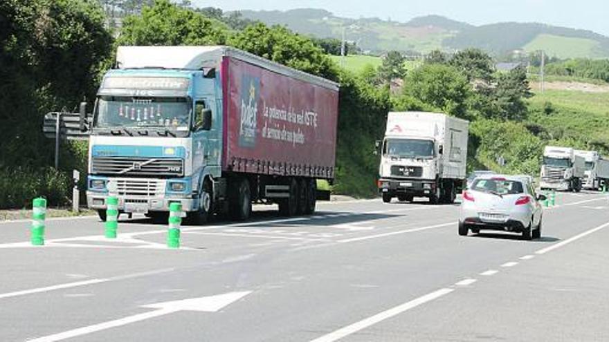 Arriba, aspecto actual de la carretera con los carriles de espera. A la derecha, Domingo Rico observa el vial. / t. c.