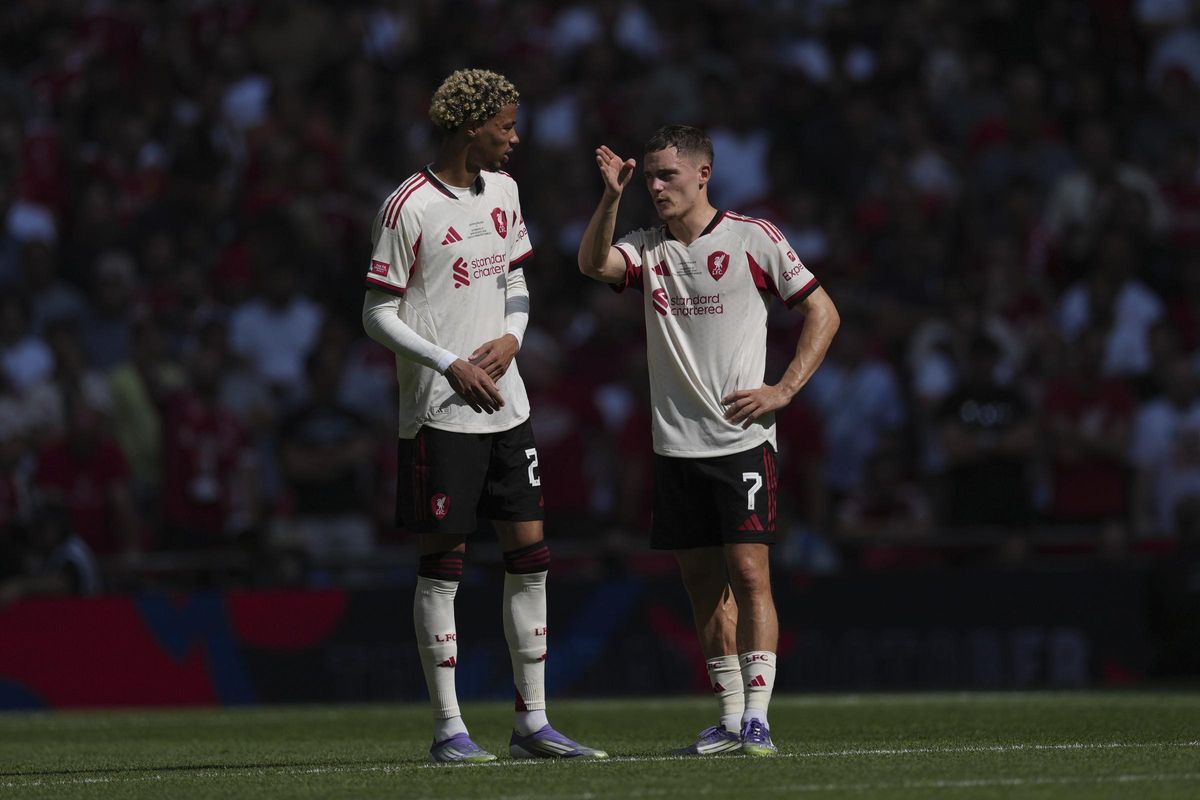 Hugo Ekitike y Florian Wirtz, durante la Community Shield