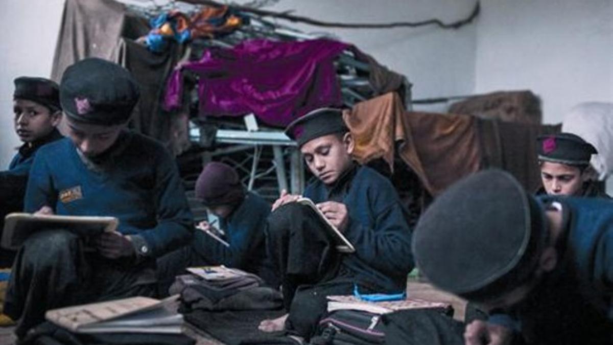 Los alumnos de una clase en precariedad en la provincia de Khiber Pakhtunkha (Pakistán).