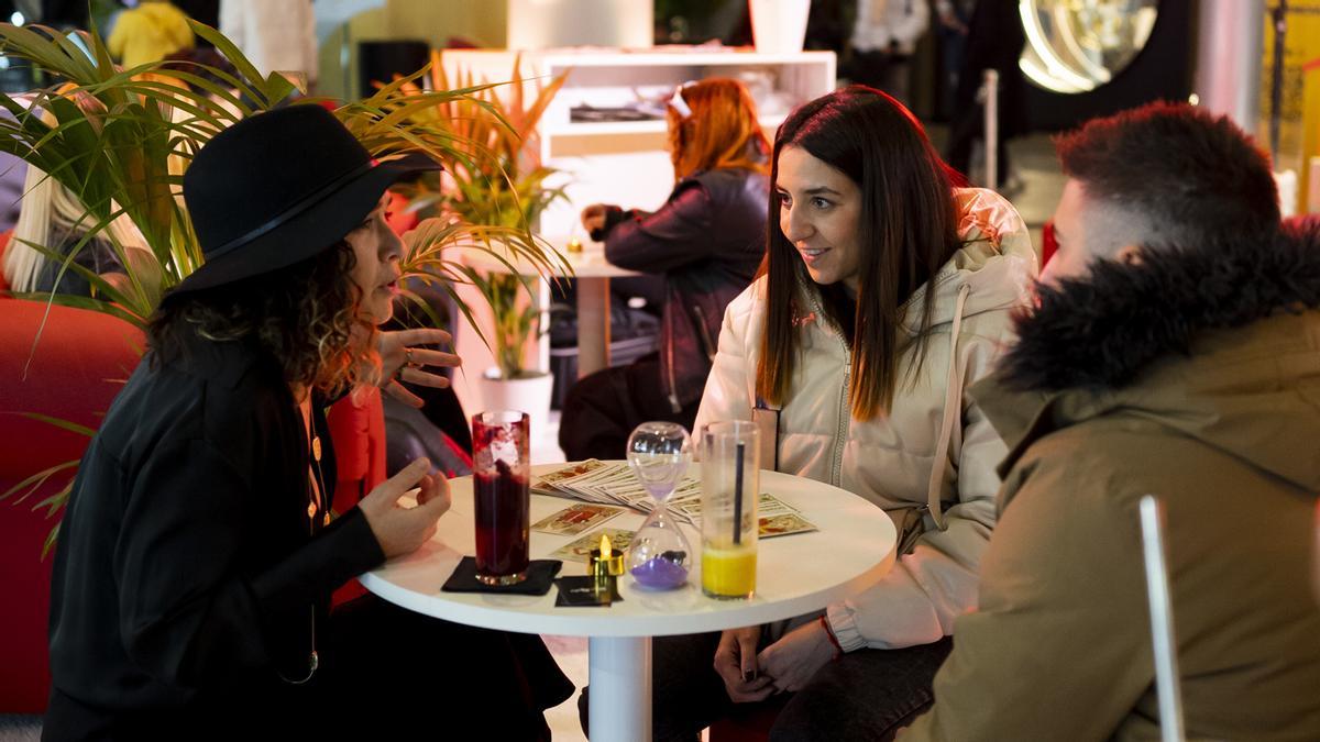 ¿La teva cita té futur? Queda en aquests bars amb tarot de Barcelona