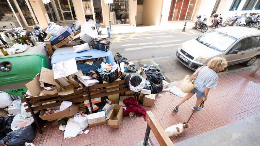 Basura acumulada en una calle de Santa Eulària. | VICENT MARÍ