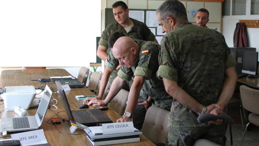 Visita del general de la Brilat a la zona Azor de la operación &quot;Centinela Gallego&quot;.