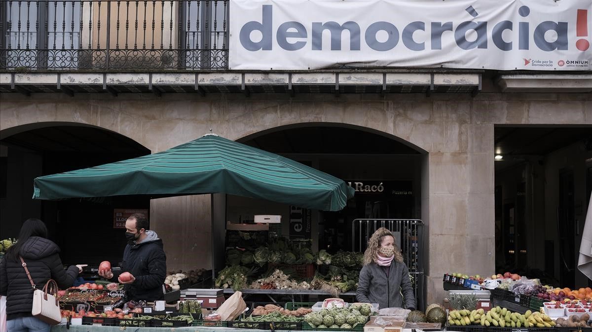 Vic (Barcelona)  9 02 2021  Mercado semanal del martes en la Placa Major de Vic  a cinco dias de las elecciones del 14F al Parlament de Catalunya  FOTO de ORIOL CLAVERA