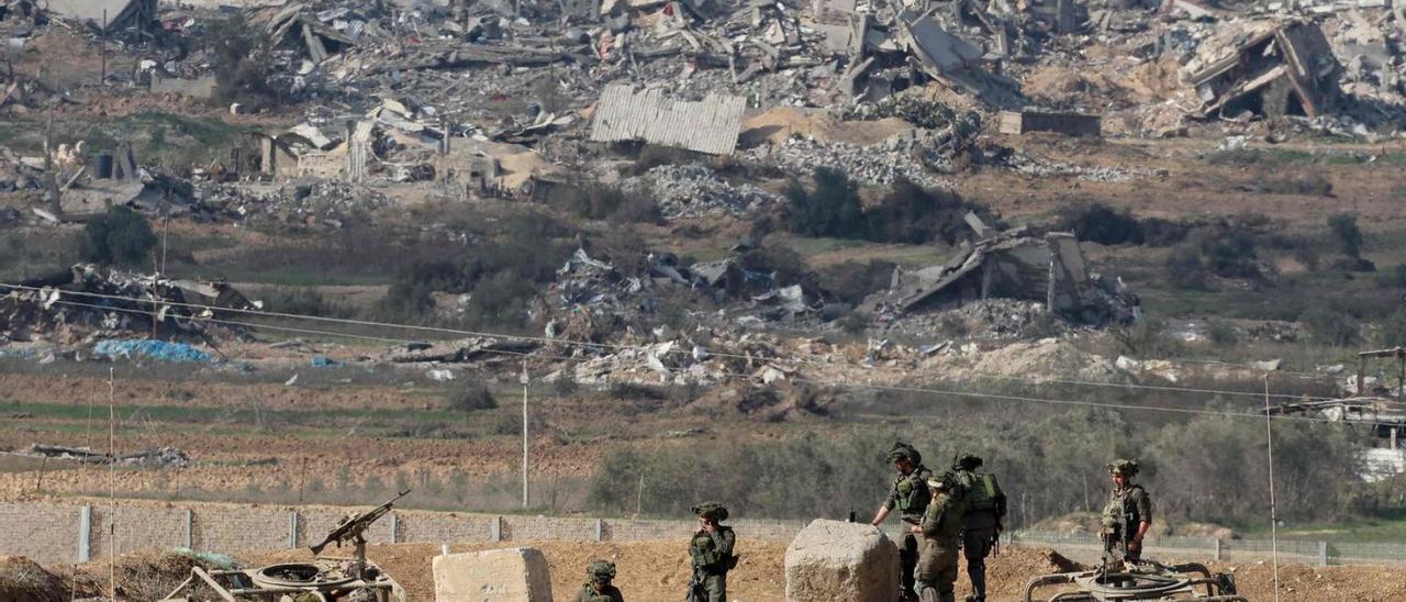 Soldats israelians mantenen la seva posició a la frontera amb Gaza, ahir. | JACK GUEZ / AFP