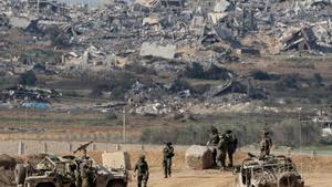 Soldats israelians mantenen la seva posició a la frontera amb Gaza, ahir. | JACK GUEZ / AFP