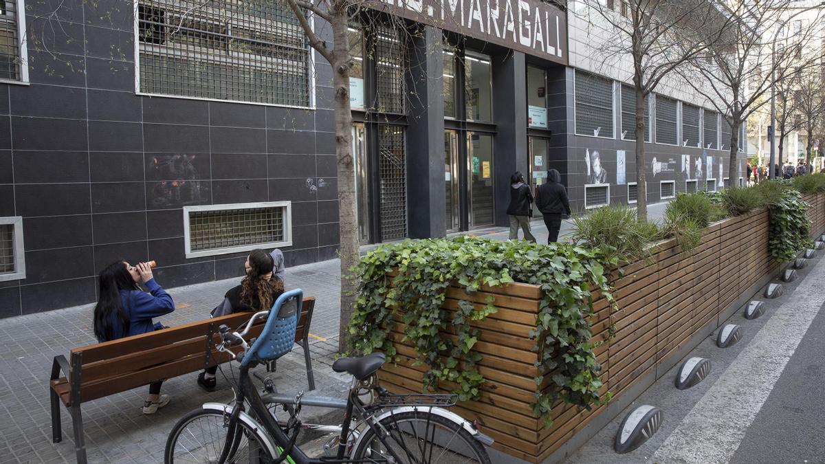 Jardineras en el espacio que antes ocupaban coches aparcados, en la salida del instituto Maragall, en Enric Granados con Provença