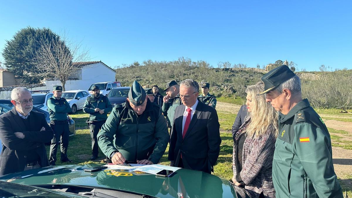 El delegado del Gobierno, José Luis Quintana, con agentes de la Guardia Civil en el operativo de búsqueda de este viernes.