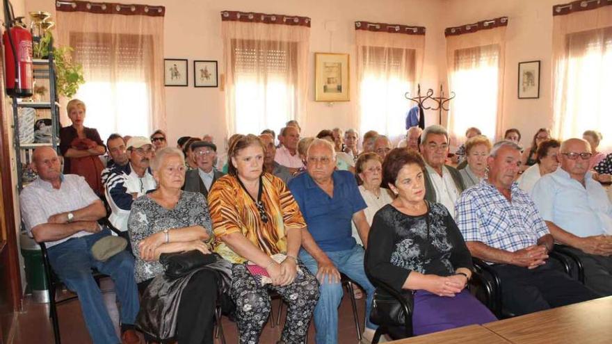 Asistentes a la reunión sobre el comedor social celebrada en el Club de Jubilados.