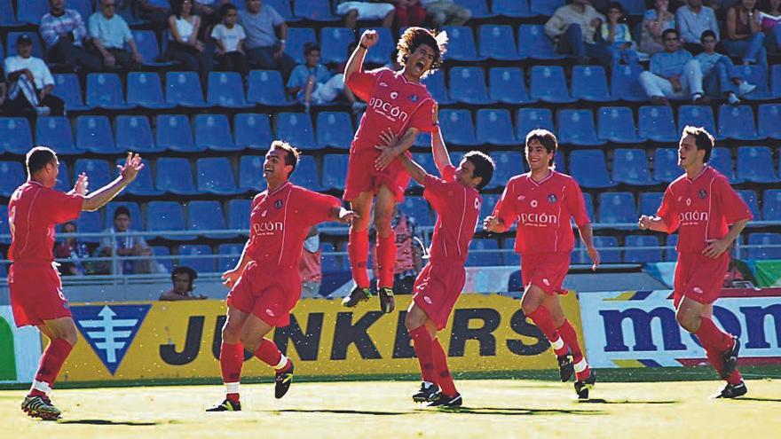 Pachón salta junto a varios compañeros del Getafe celebrando un gol en 2004. A la derecha, Víctor hace lo mismo en 2007. | | E.D.