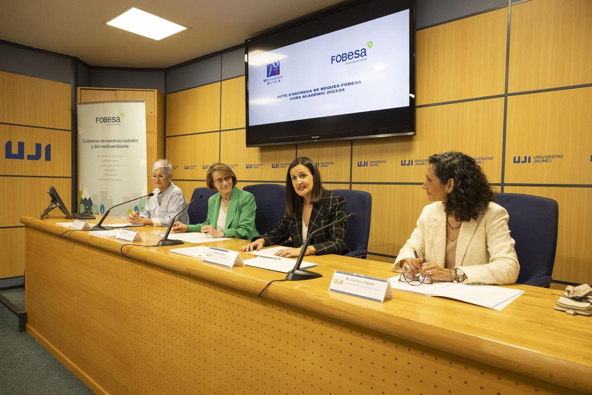 Eva Alcón, Elena Llopis, Rosa María Gil, Mamen Pastor y Juan Antonio Bertolín han presidido el acto
