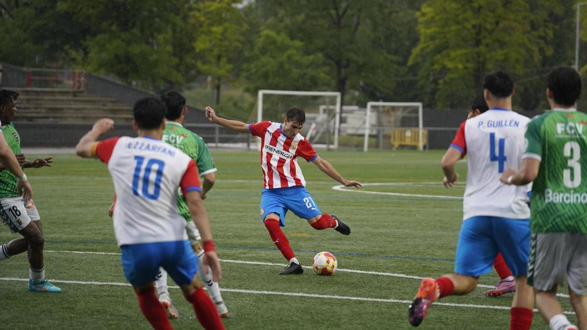 L'extrem de les categories inferiors Marc Buenavida en un xut des de fora l'àrea