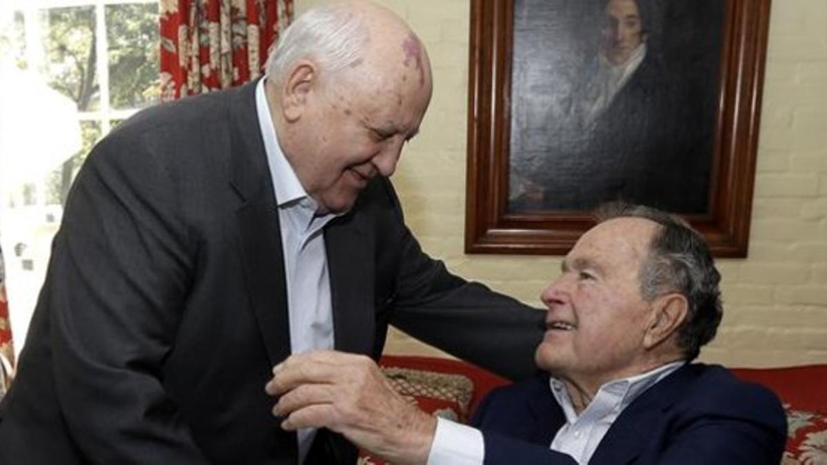 Bush (derecha) y Gorbachov se saludan efusivamente durante su encuentro en Houston, el 1 de noviembre.