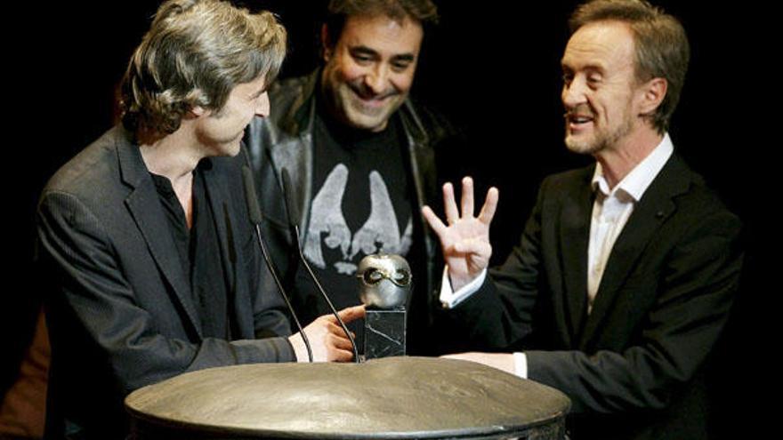 Alberto San Juan recibe de manos de Carlos Hipólito el Max al mejor empresario o productor privado de Artes Escénicas
