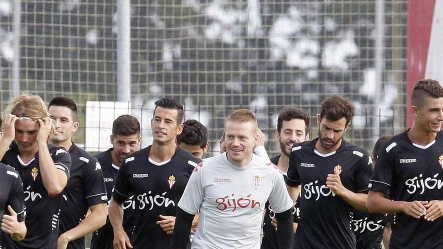 Alberto, en el centro, durante un entrenamiento del Sporting en Mareo.