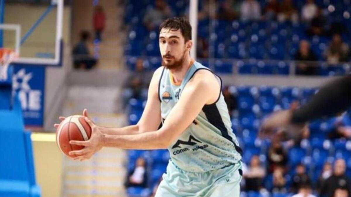 El nuevo jugador de Proinbeni Units pel Bàsquet Gandia, en un partido