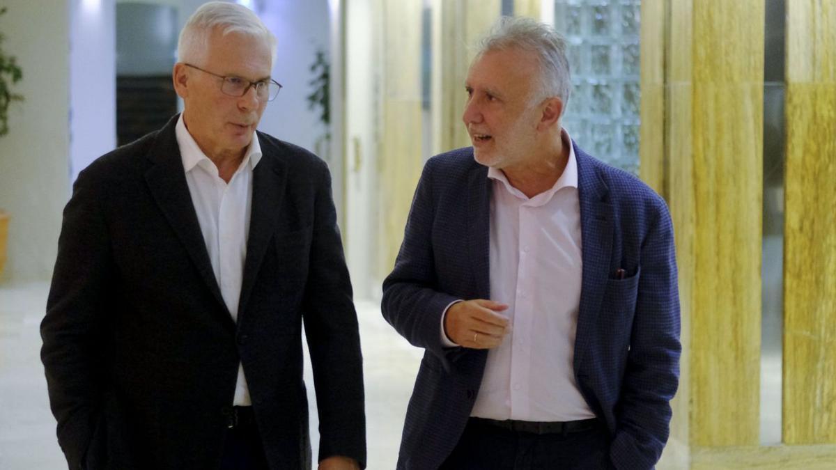 Acto de Democracia Canarias XXI con Baltasar Garzón y Ángel Víctor Torres