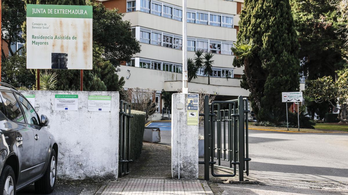 Fachada de la Residencia Asistida de Cáceres, el centro de mayores referente de la ciudad que se construyó en 1979. Ayer se firmó el acta de replanteo de las obras de reforma.