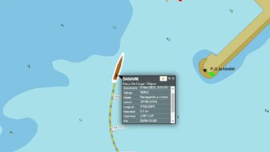 Salvamento Marítimo remolca un buque de carga varado en el puerto de Alcúdia