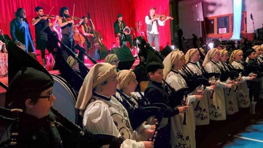 &quot;La Reina del Truébano&quot;, en el Festival Horacio Icasto, con el violinista Ara Malikian (tercero por la izquierda sobre el escenario).