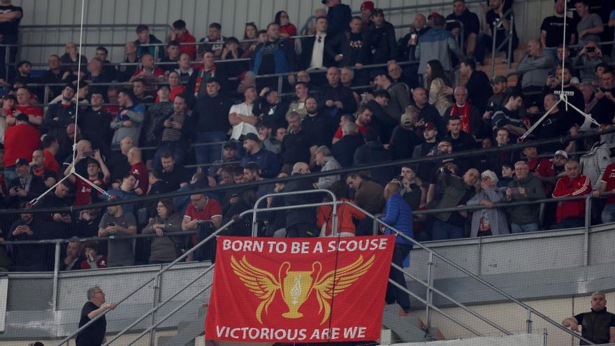 Aficionados del Liverpool inglés en la grada del Santiago Bernabéu