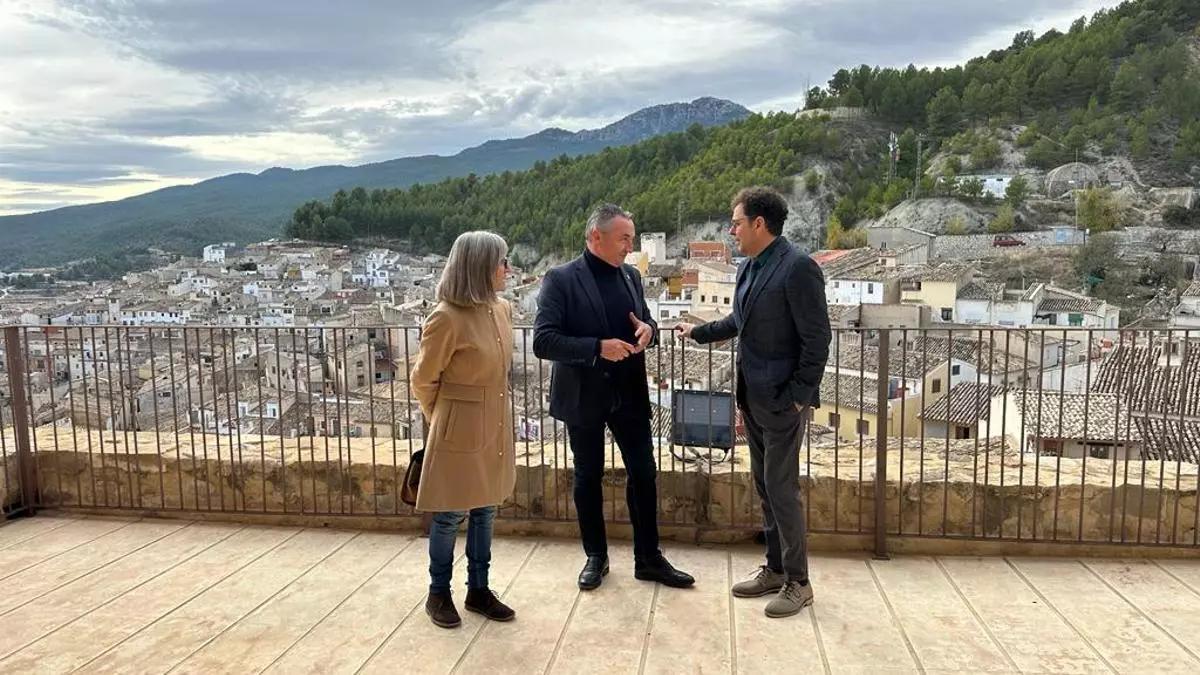 El alcalde firma la participación en la Film Commisson.