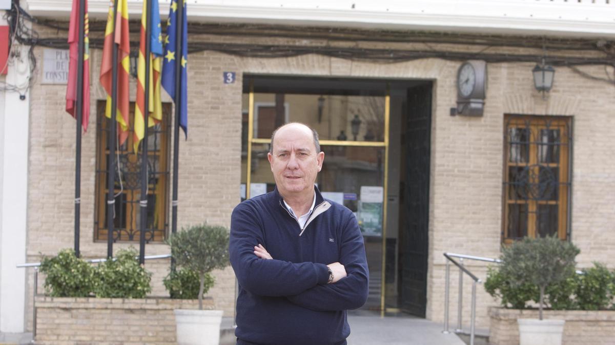 Pepe Garrigós, portavoz de Compromís per l'Alcúdia de Crespins, frente al ayuntamiento, en una imagen de archivo.
