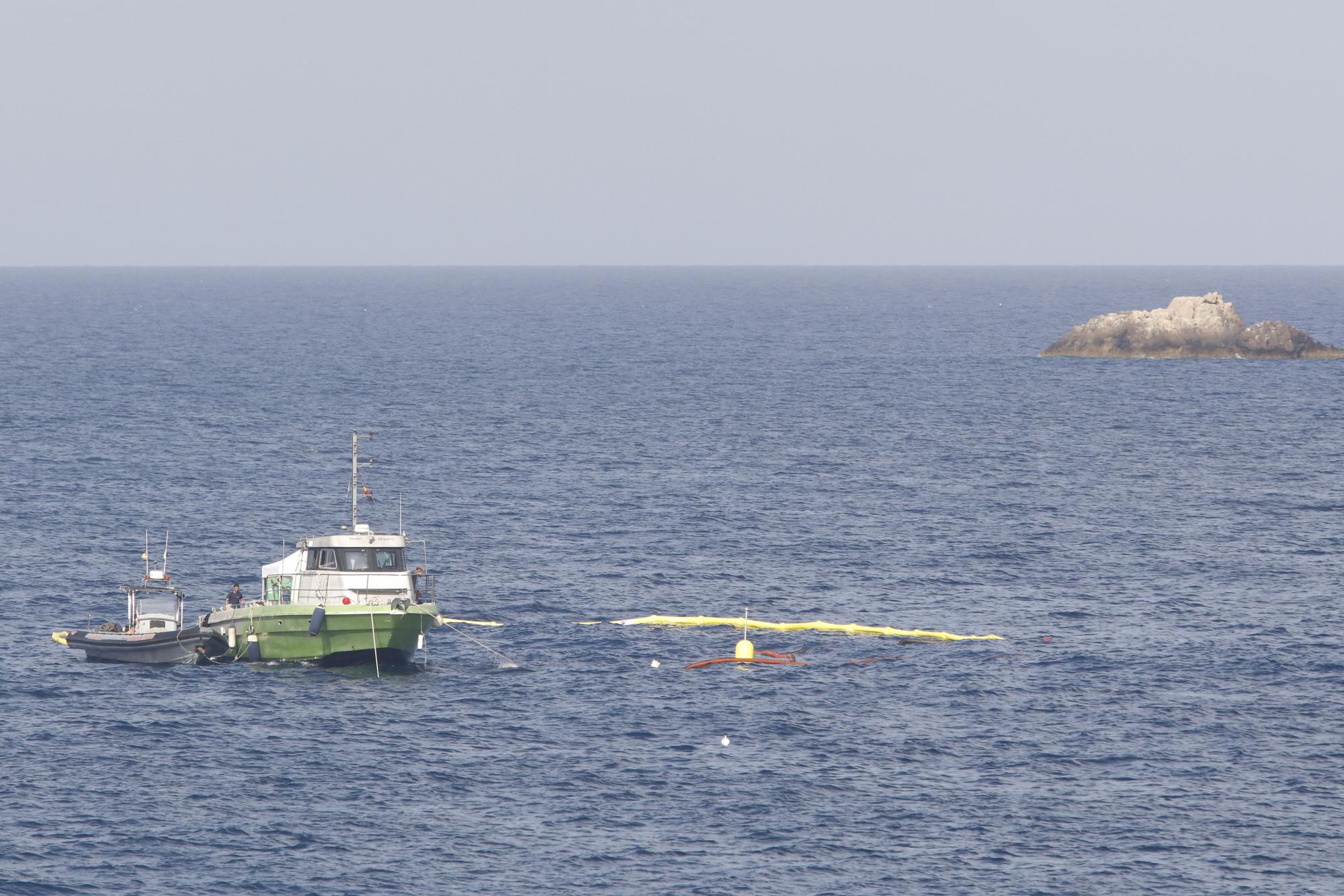 Labores de reflotamiento del yate hundido en Ibiza