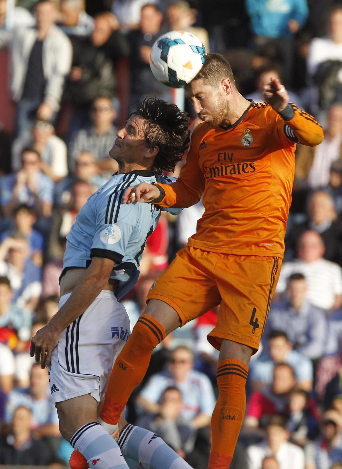 Bermejo, en 2014, disputa un balón aéreo con Sergio Ramos