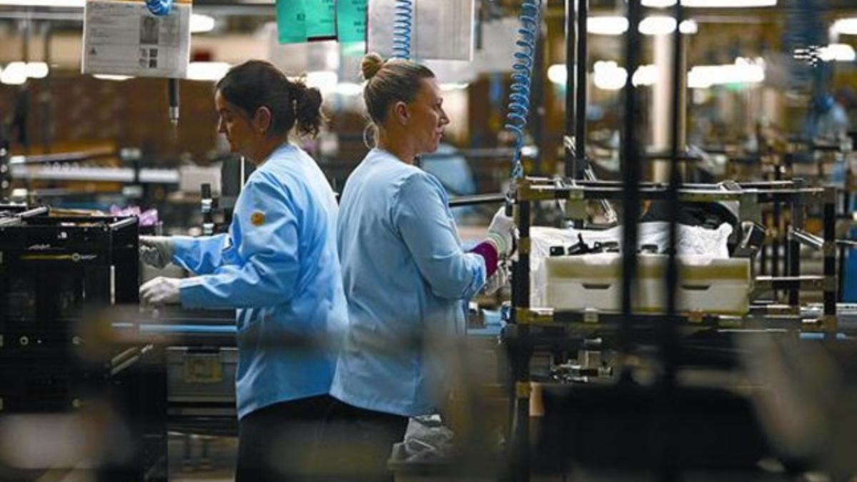 Dos trabajadoras en una de las factorías del grupo industrial Ficosa, en Viladecavalls.