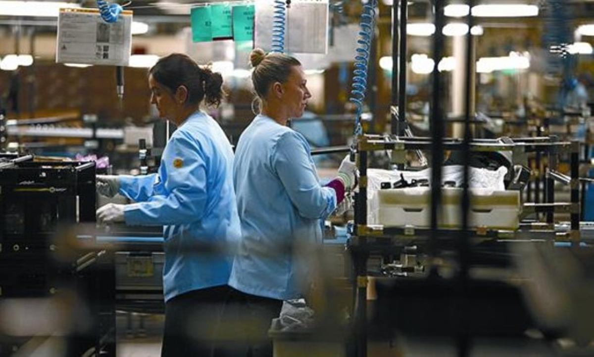 Dues treballadores, en una de les factories del grup industrial Ficosa, a Viladecavalls. Dues treballadores, en una de les factories del grup industrial Ficosa, a Viladecavalls.