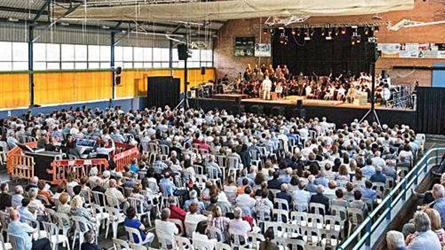 Un dels moments de la coneguda sarsuela, davant d&#039;una multitud aplegada al pavelló de Puig-reig