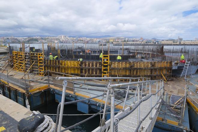 Montaje de un prototipo de aerogenerador flotante Wheel en el Puerto de Las Palmas