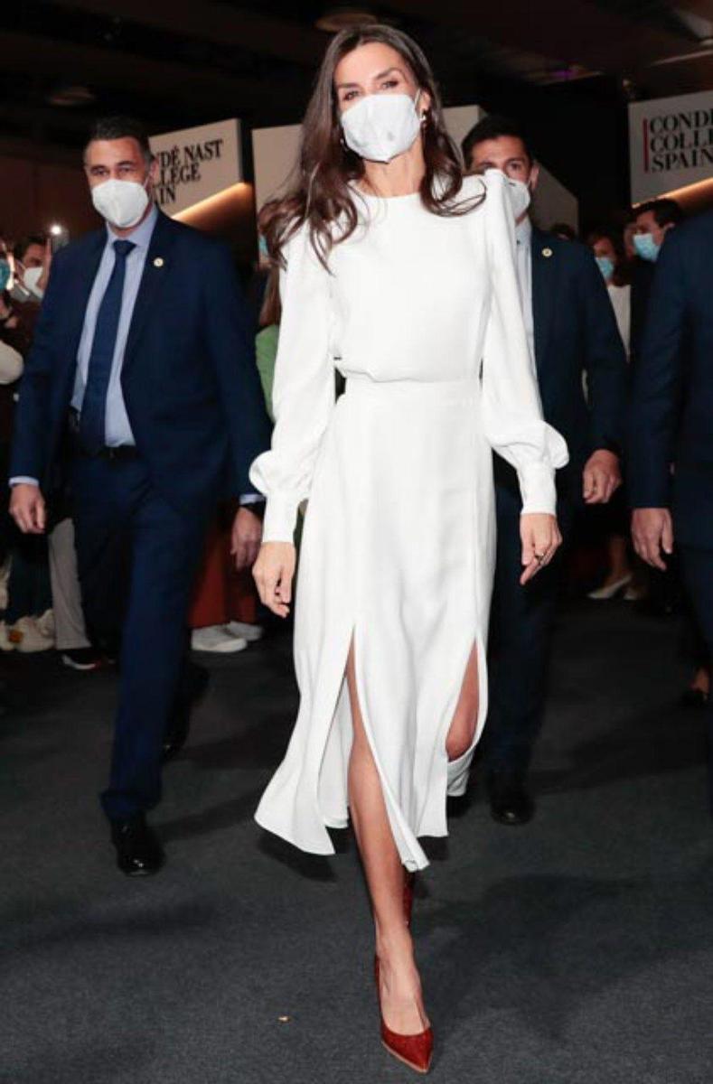 La reina Letizia con dos piezas de blusa y falda fluida en la Madrid Fashion Week