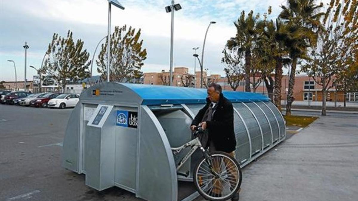 Antoni Poveda muestra el funcionamiento de un módulo para aparcar bicicletas en Sant Joan Despí, ayer.