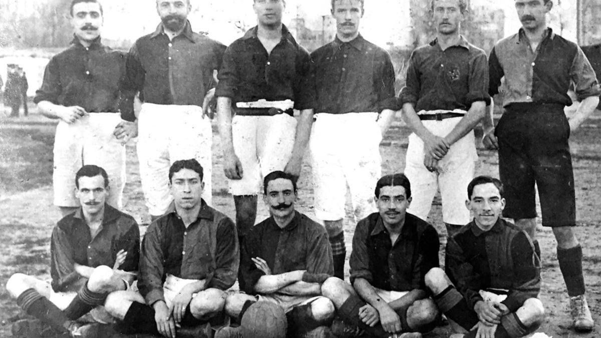 El equipo del Barça que se alineó contra el Stade Helvetique de Marsella el 3 de enero de 1909. Arriba, de izquierda a derecha: Paco Bru, Steinberg, Quirante, Charles Wallace, Müller y Thalmann. Sentados, mismo orden: Witt, Solà, Samuel Morris, Grau