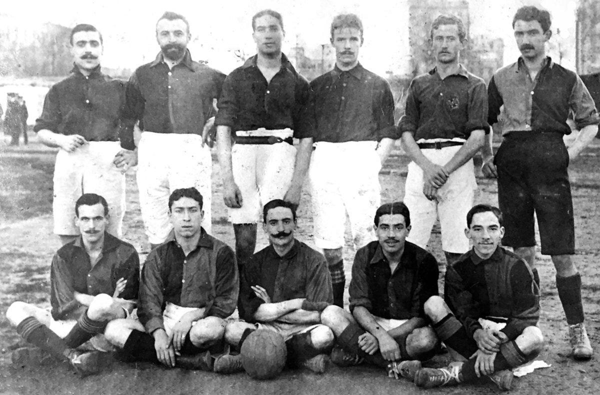 El equipo del Barça que se alineó contra el Stade Helvetique de Marsella el 3 de enero de 1909. Arriba, de izquierda a derecha: Paco Bru, Steinberg, Quirante, Charles Wallace, Müller y Thalmann. Sentados, mismo orden: Witt, Solà, Samuel Morris, Grau
