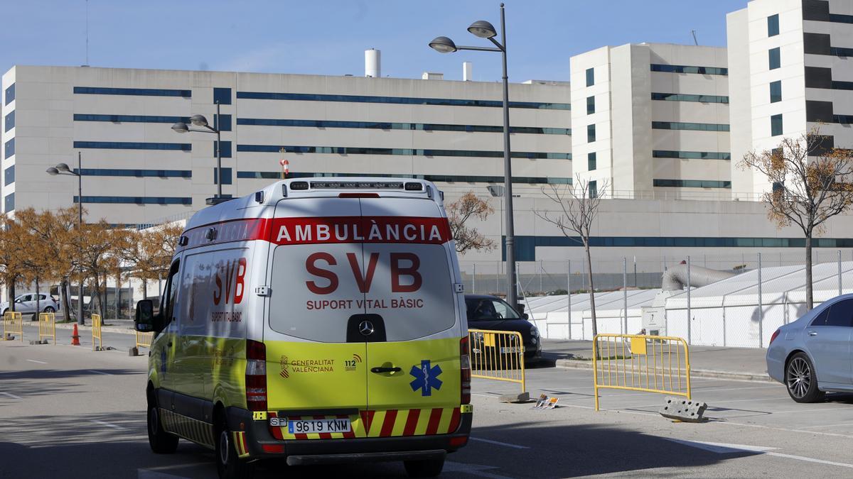Una ambulancia cerca del Hospital la Fe en València.
