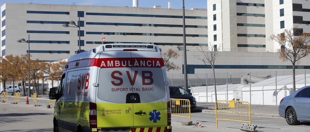 Una ambulància prop de l’Hospital La Fe, a València