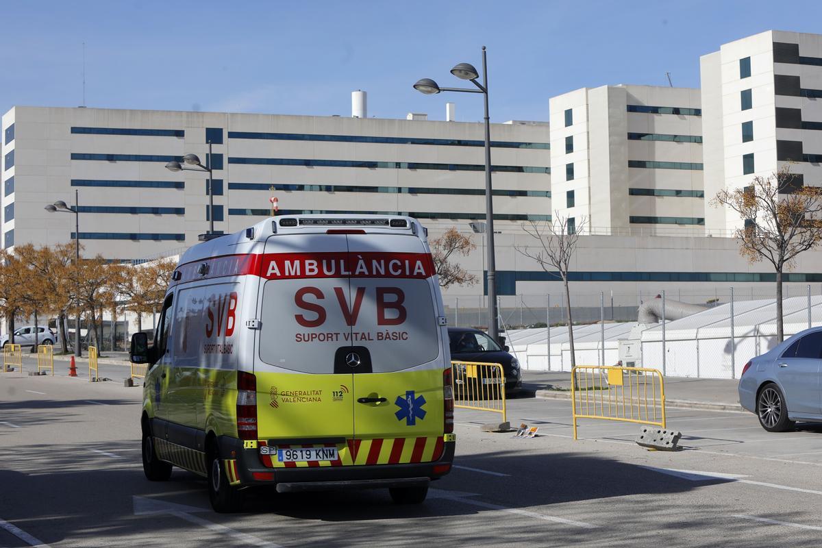 Una ambulancia cerca del Hospital la Fe en València.