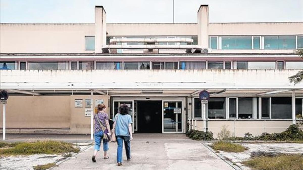 Dos mujeres acceden al ambulatorio de especialidades y urgencias de Cerdanyola-Ripollet, ayer por la tarde.