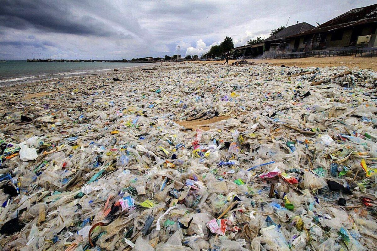 Una playa en Bali llena de envases de plástico.