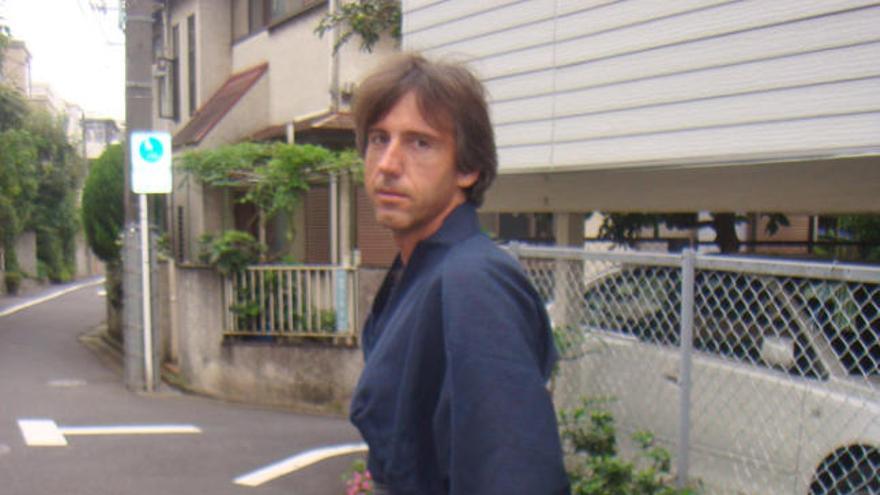 Eduard Pagès vestit amb el Yukata (kimono d&#039;estiu) al carrer on viu |