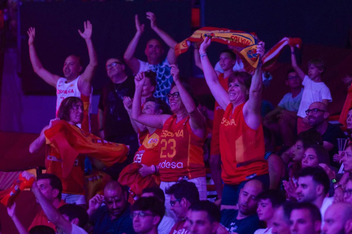 Aficionados animando a España en la Fonteta