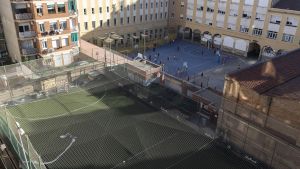 La pista descubierta precintada y el patio del colegio Salesians de Rocafort, en Barcelona.