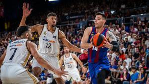 Willy Hernangómez intenta una penetración a canasta ante Tavares y Campazzo en el Palau Blaugrana.