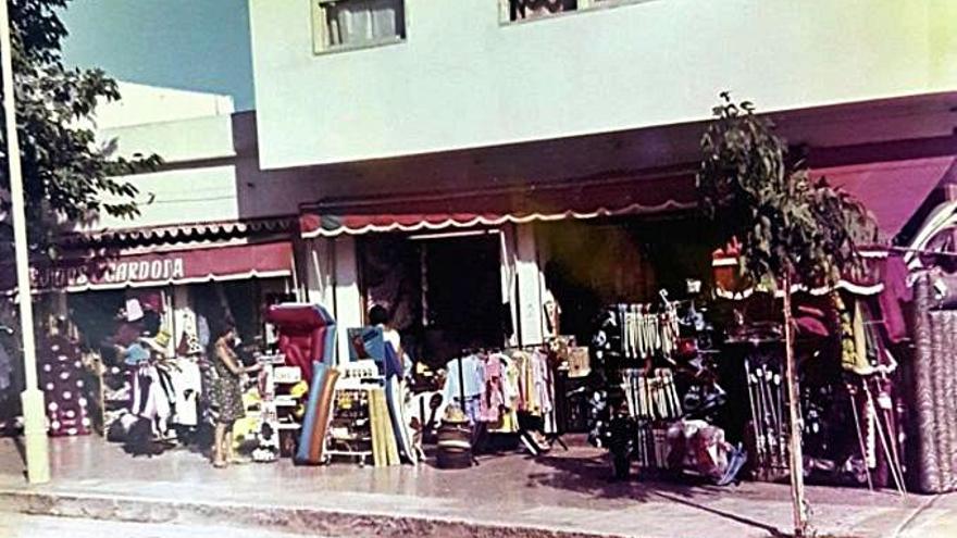 El establecimiento Teixits Cardona, en el año 1973.