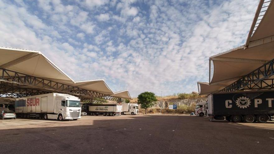 El drama de los centros de transporte de Extremadura: "Seis meses sin cobrar y ahora soy como un okupa"