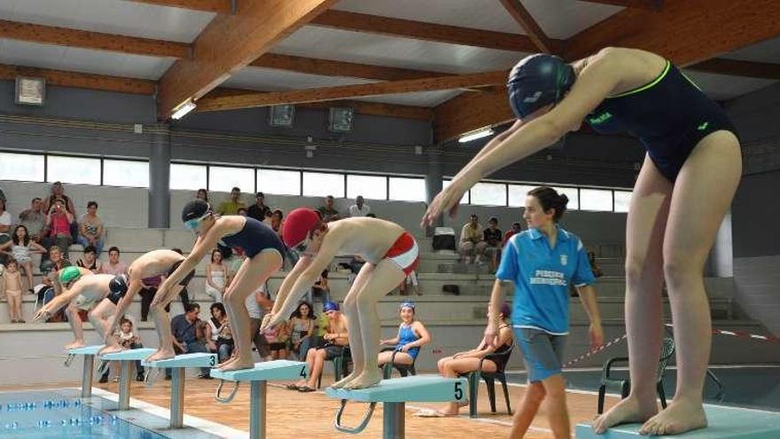 Jóvenes nadadores en la piscina de A Cañiza. // Faro