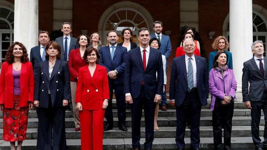 El Gobierno, al completo, posando en la escalinata de entrada al Palacio de la Moncloa. // Efe