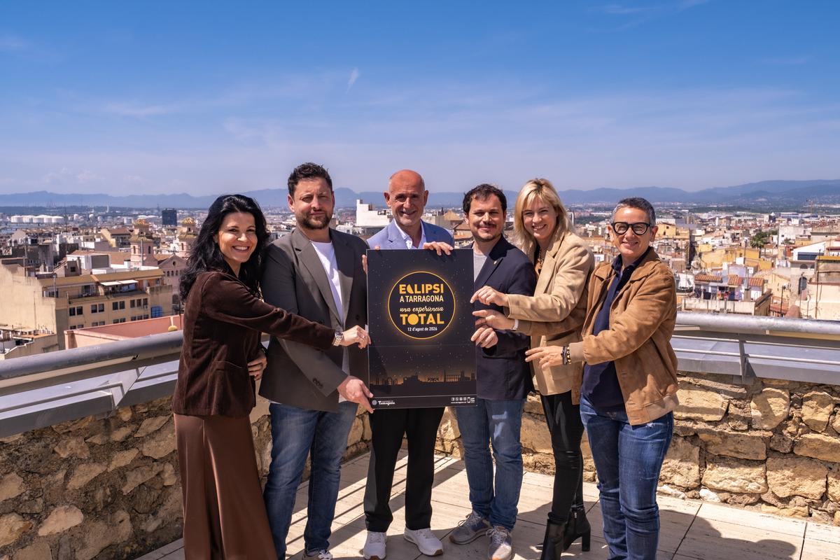 El científico experto en eclipses, Joan Anton Català (centro), con el alcalde de Tarragona, Rubén Viñuales, y parte del gobierno local, en la presentación de la programación para el 12 de agosto en la ciudad.